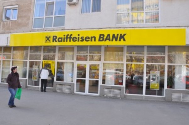 Raiffeisen Bank, suspectată că favorizează ţiganii evazionişti din Cuza Vodă